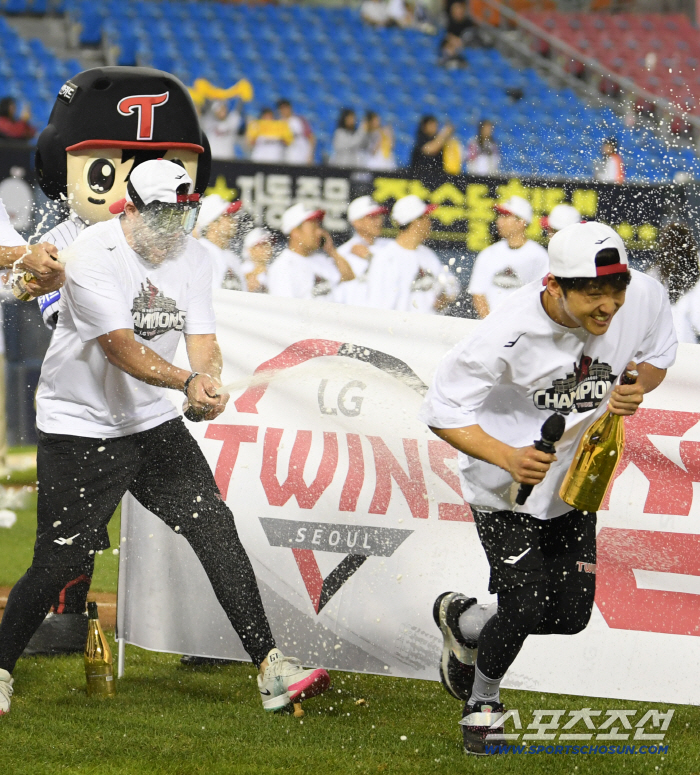  Champagne shower to LG captain Park Hae-min