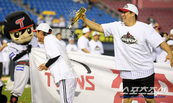  Champagne shower to LG director Yeom Kyung-yeop