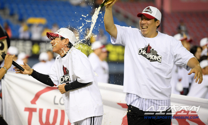  Champagne shower to LG director Yeom Kyung-yeop