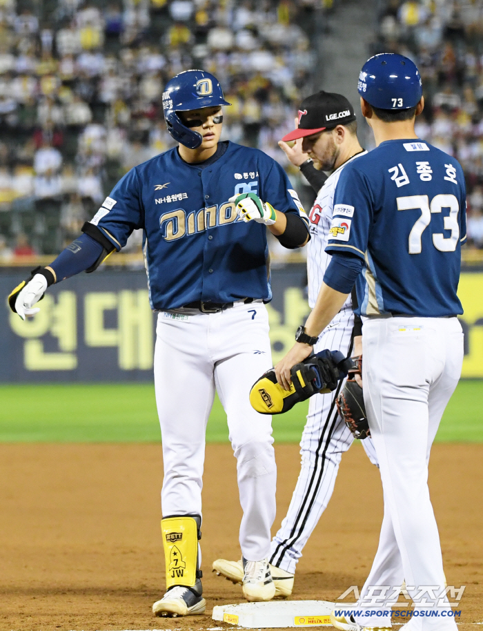  Chasing Kim Joo Won with a hit