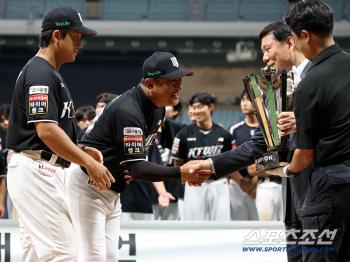  Director Kim Ho Kang Minsung, shining trophy