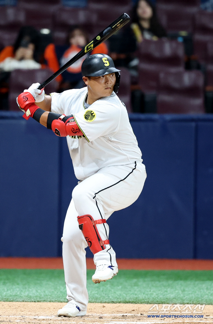 Han Dong-hee, careful hitting