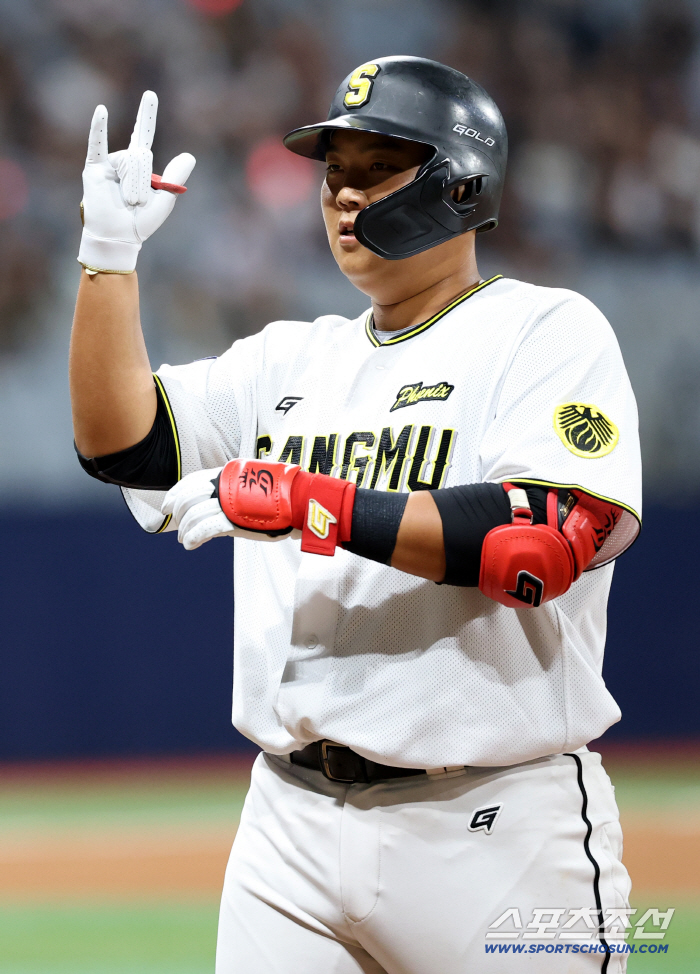  Han Donghee's ceremony after hitting a hit