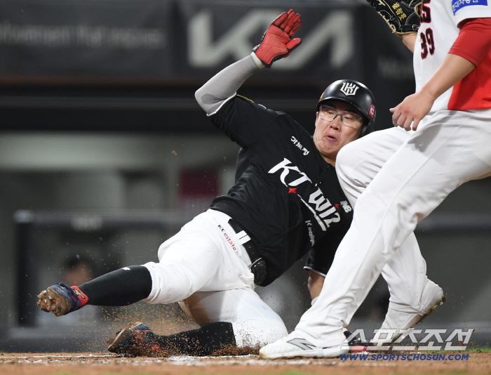  Heo Kyungmin scores during wild pitching