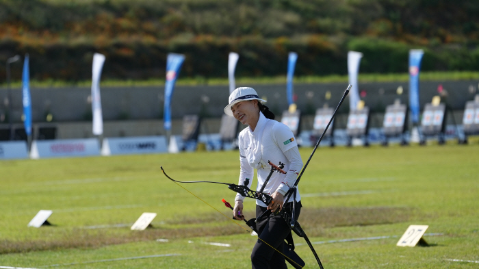  It's hard from the first day of the archery Jung Da Somi