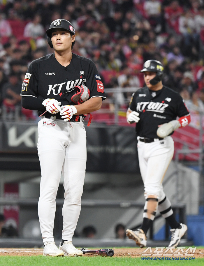  Jang Jin Hyuk gets a walk to push