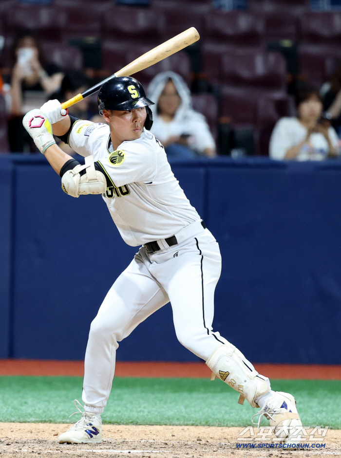  Jeon Mir appears at the batter's box as a pinch hitter