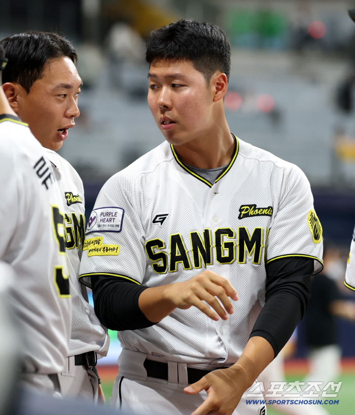  Jeon Mir greets his teammates after defense