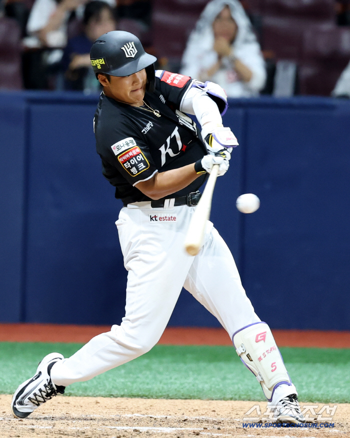  Kang Min-sung hits a timely RBI