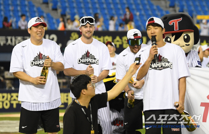  Kim Hyun-soo Tolhurst, waiting for Park Hae-min, the captain of LG