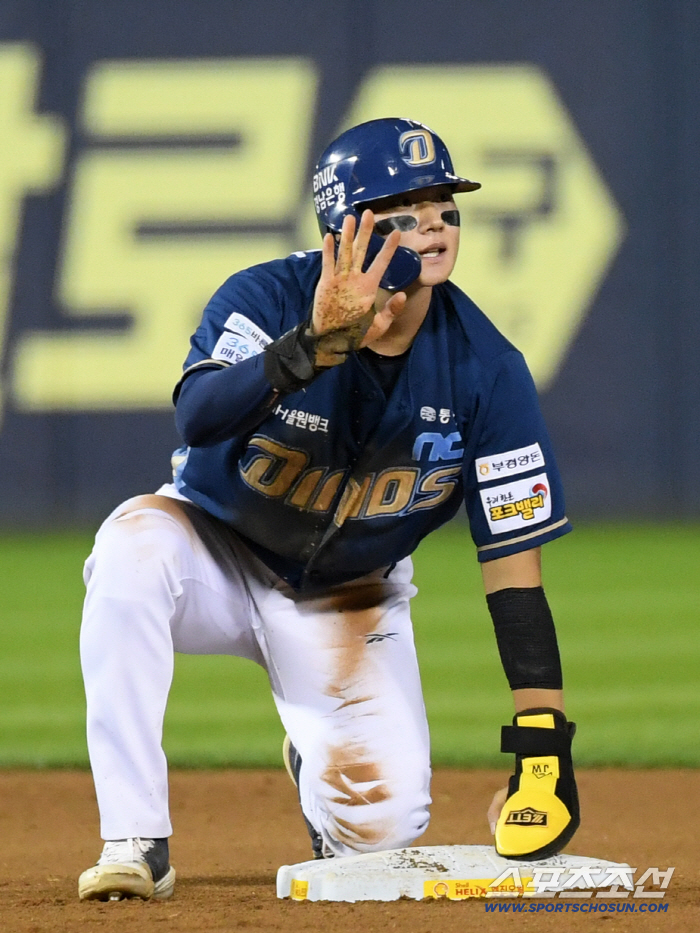  Kim Joo-won steals second base