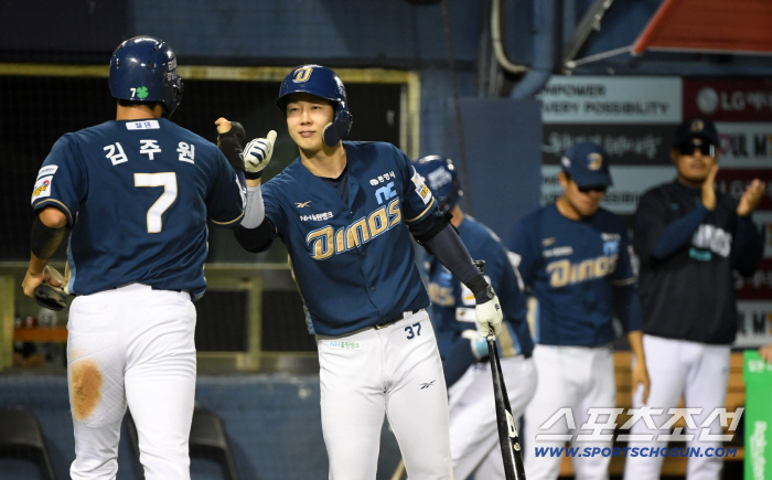  Kim Juwon, Park Gunwoo, thumbs up