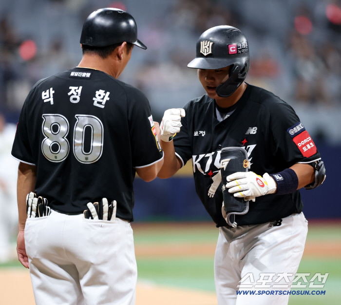  Kim Min-seok gets one more point with a timely RBI
