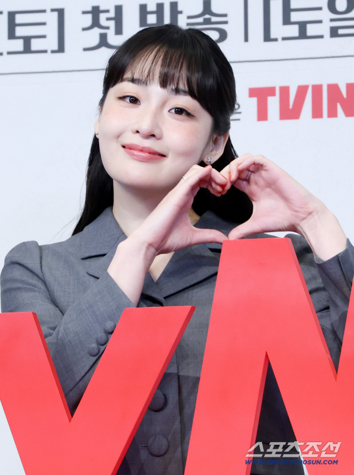 Kim Minha, you're falling in love with your smile