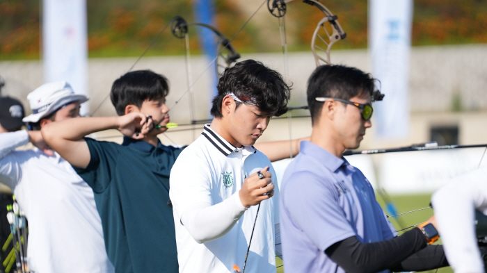  Kim Seongcheol, the archer, needs to check properly