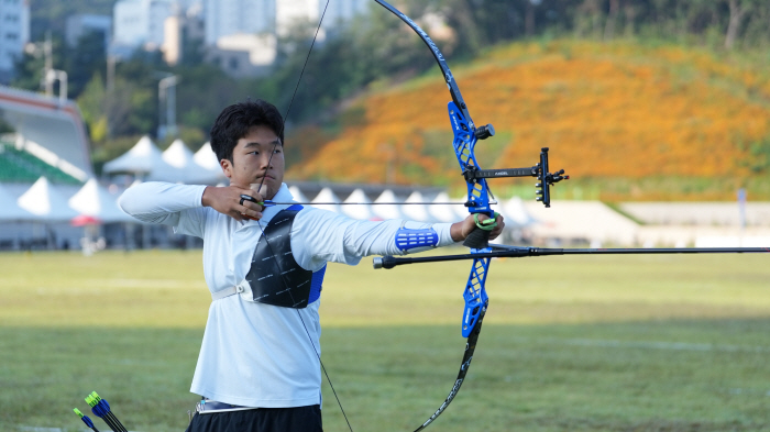  Kim Taehyun, the archery, cuts through the wind, and turns toward EXO