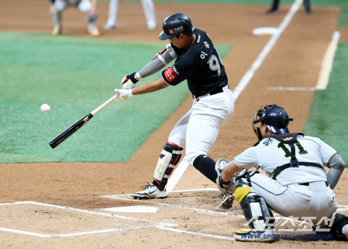  KT Lee Seung-hyun has the first RBI with a sacrifice fly