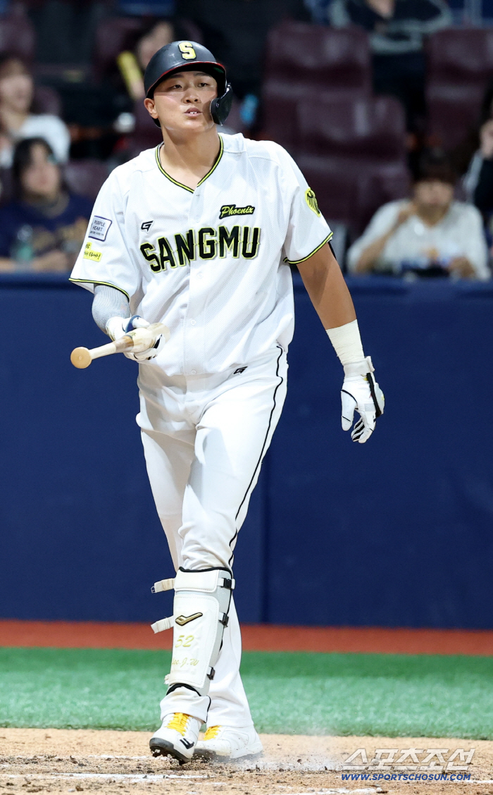  Lee Jae-won strikes out with 2 outs and 1st and 3rd base