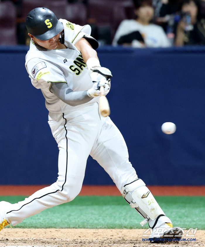  Lee Jaewon hits with a cheerful swing!