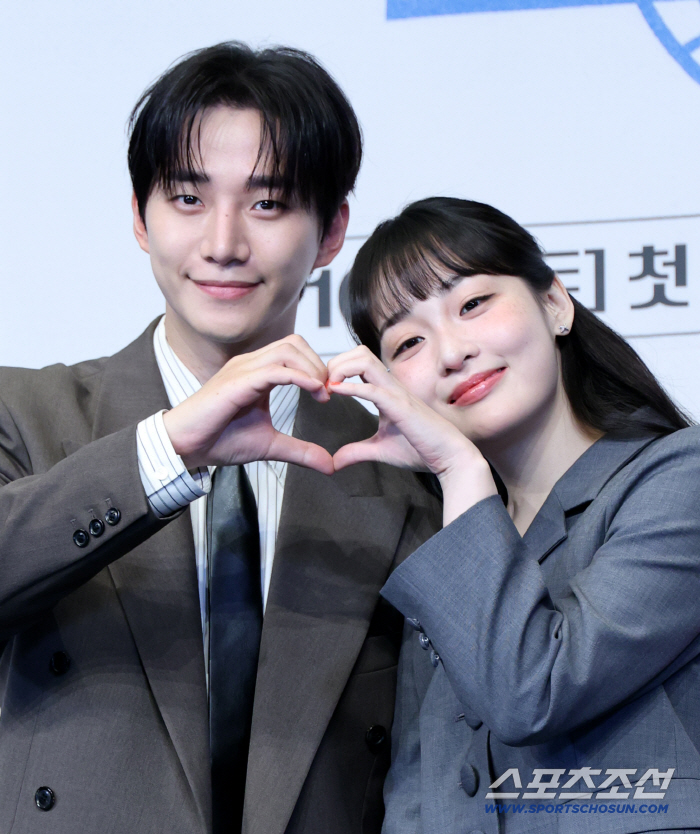  Lee Junho, Kim Minha, heart with a sweet smile