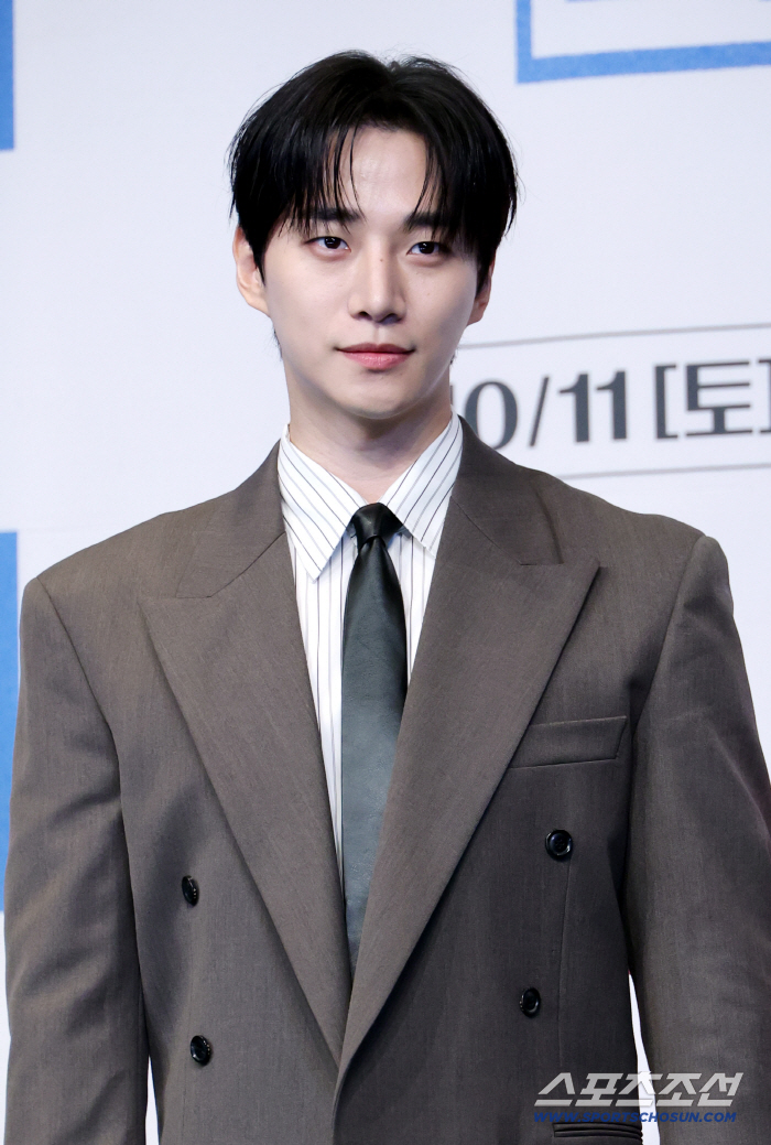  Lee Junho, strong eyes!