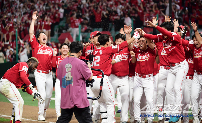  Lee Yul-ye's come-from-behind two-run shot in the bottom of the ninth inning