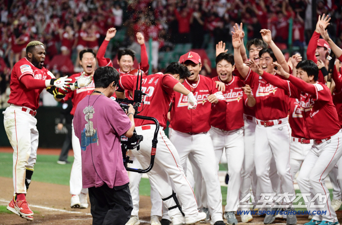  Lee Yul-ye's finishing two-run home run shot like a lie in the bottom of the ninth inning