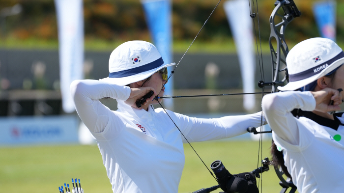  Let's focus on So Chaewon in the archery
