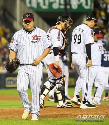  LG Jang Hyun-sik is facing a full base crisis with one out