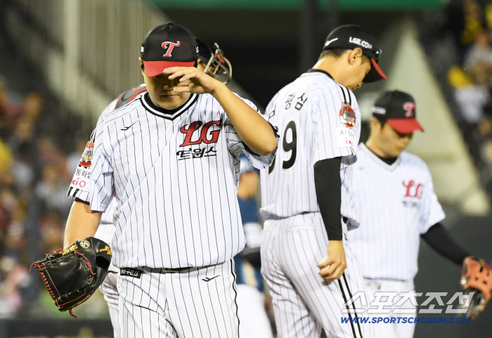  LG Jang Hyun-sik is facing a full base crisis with one out