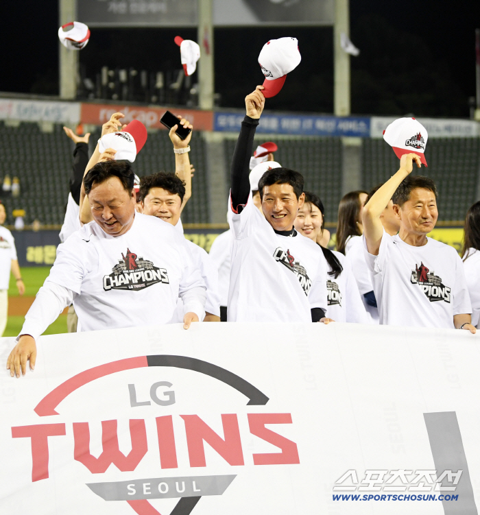 LG manager Yeom Kyung-yeop and CEO Kim In-seok won the regular league
