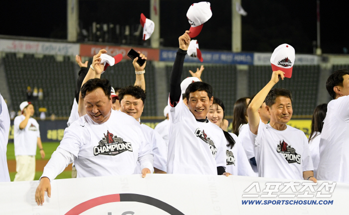  LG manager Yeom Kyung-yeop and CEO Kim In-seok won the regular league