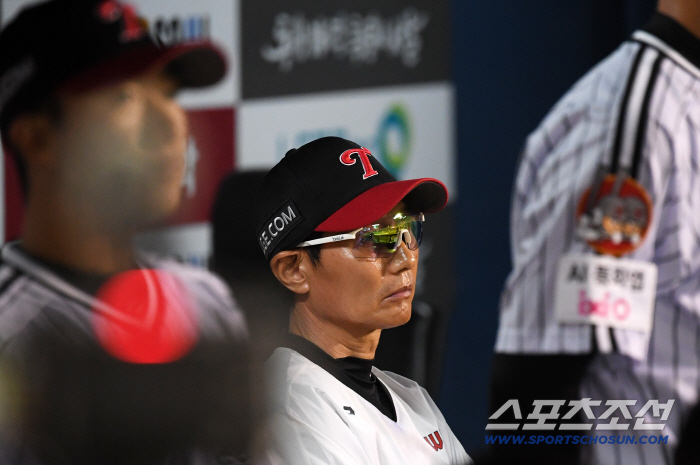  LG manager Yeom Kyung-yeop, who turned on a red light to win the regular league