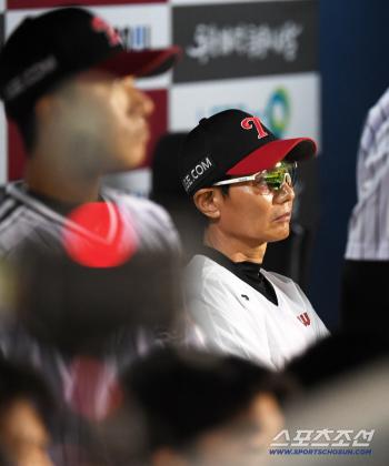  LG manager Yeom Kyung-yeop, who turned on a red light to win the regular league, is frustrating