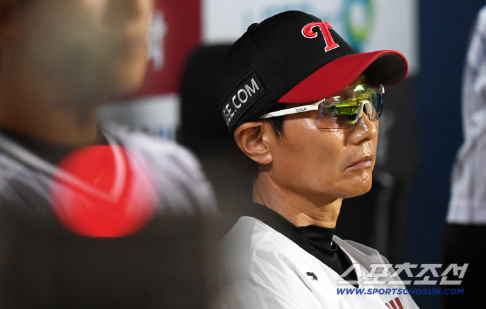  LG manager Yeom Kyung-yeop, who turned on a red light to win the regular league