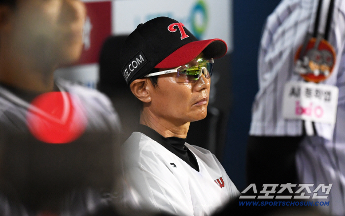  LG manager Yeom Kyung-yeop, who turned on a red light to win the regular league, is frustrating