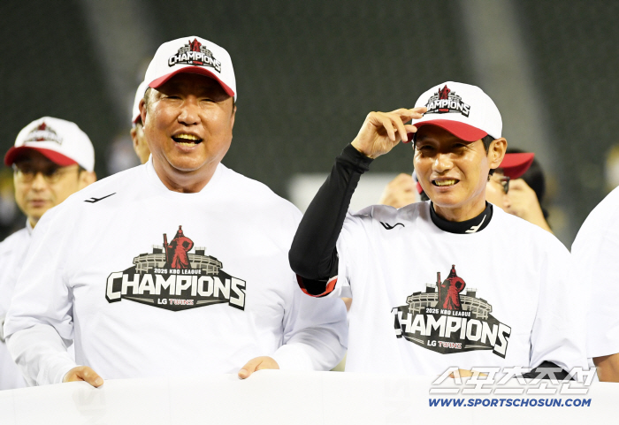  LG's Cha Myung-seok, general manager Yeom Kyung-yeop, won