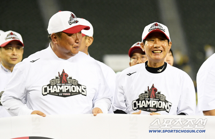  LG's Cha Myung-seok, general manager Yeom Kyung-yeop, won a thrilling victory