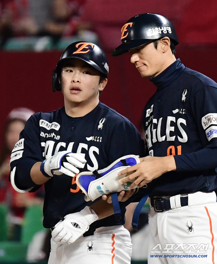  Moon Hyunbin's timely hit with one RBI to start the game