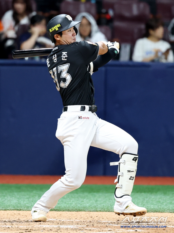  Moon Sang-joon hits an RBI double