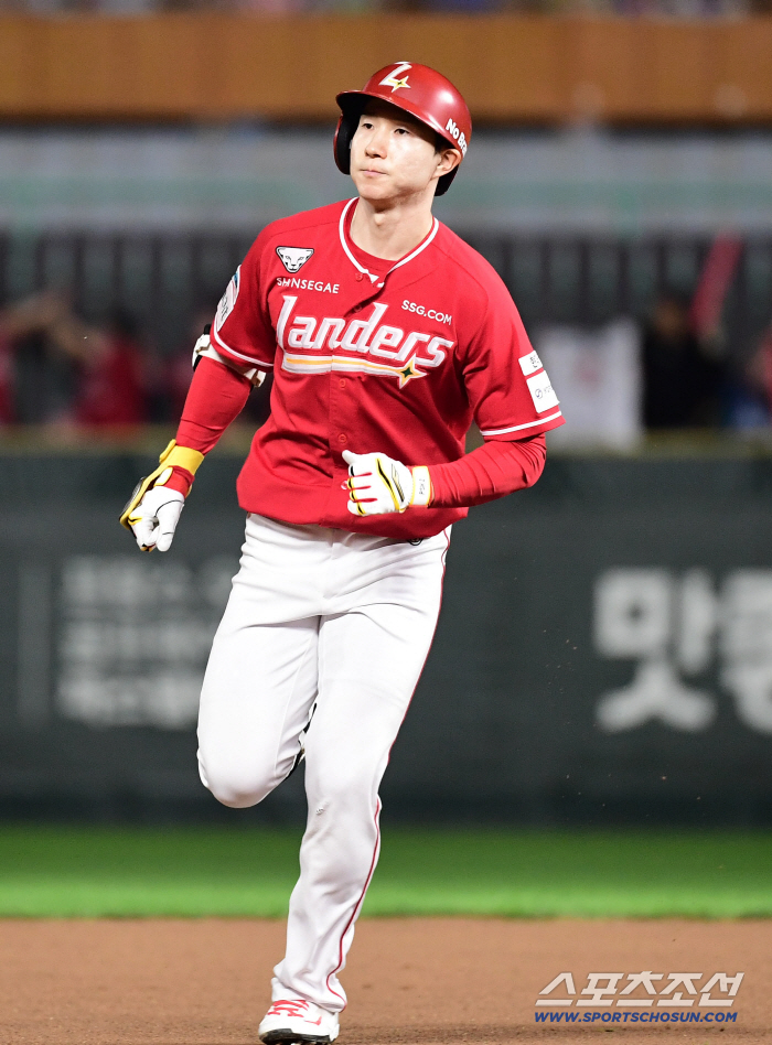  Park Sung-han's first homer as the first batter in the first inning