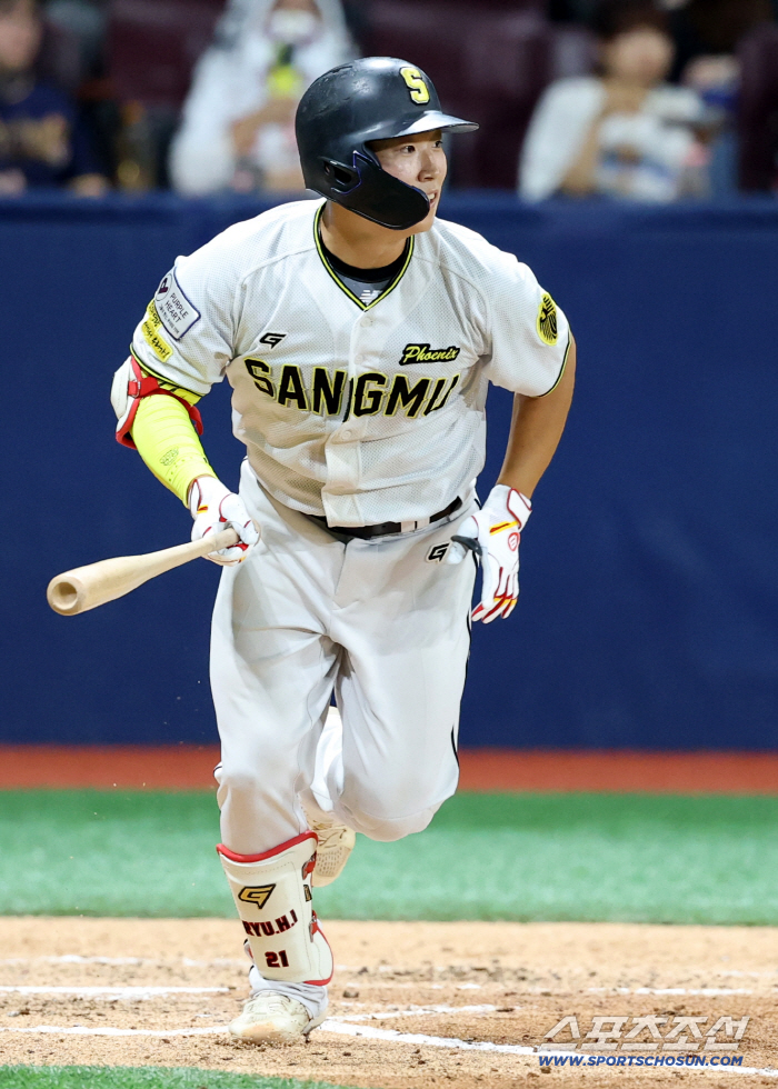  Ryu Hyun-in, the managing director, hits