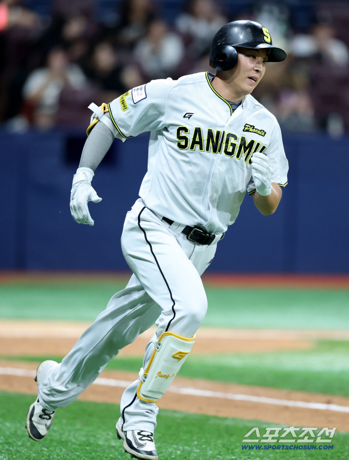  Sangmu Jung Eun-won stepped up as a pinch hitter, but infield fly