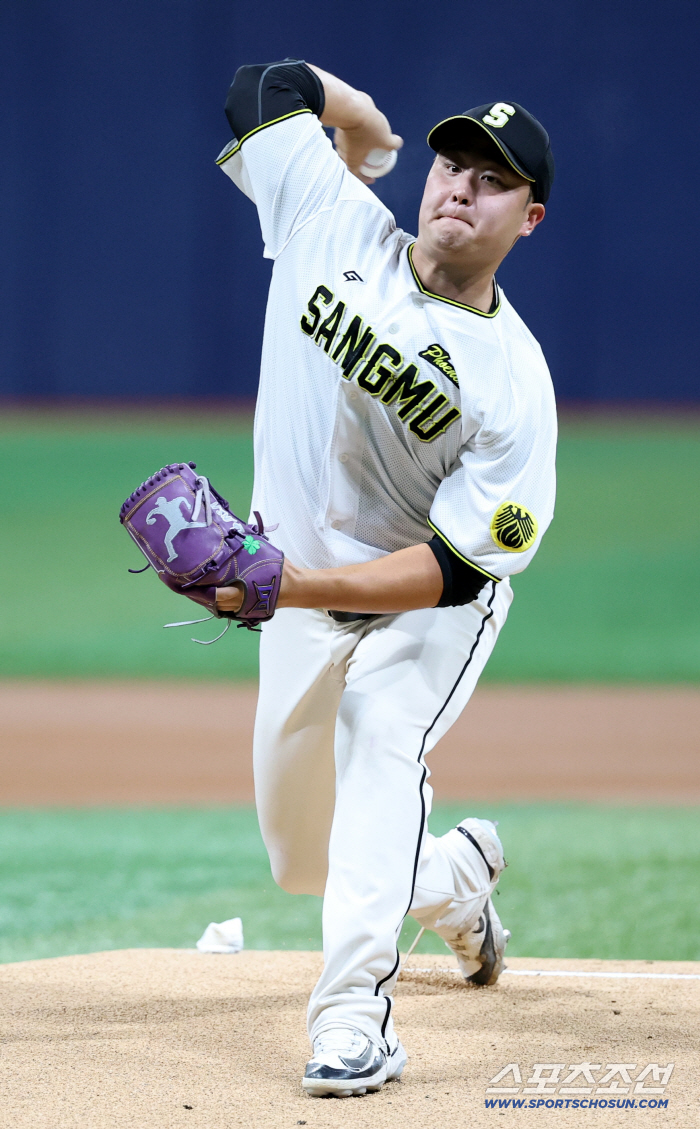  Sangmu starter Jin Seung-hyun's hard throw