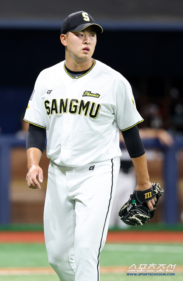  Song Myung-ki went to the dugout after the inning