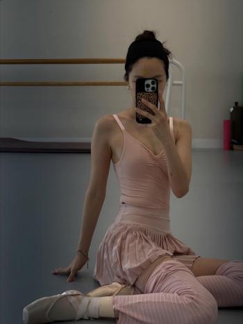 Son Na-eun, wearing a ballet suit, she's skinnier...an ant waist that's thin like a thread 