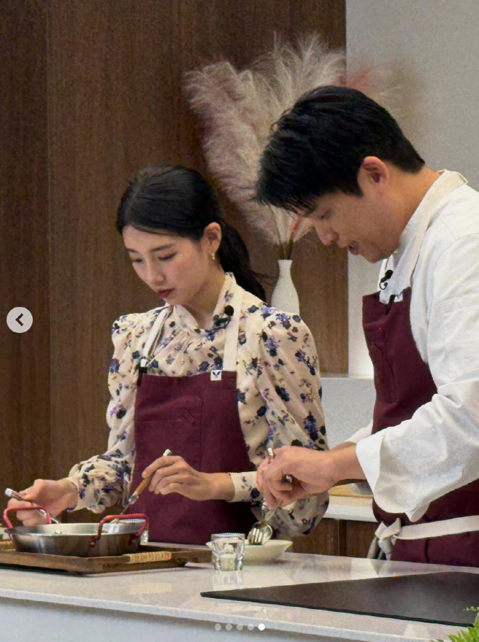 Suzy showed off her cooking skills by wearing an apron..Best friend Song Hye-kyo is also looking forward to it ♥