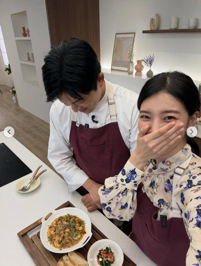 Suzy showed off her cooking skills by wearing an apron..Best friend Song Hye-kyo is also looking forward to it ♥