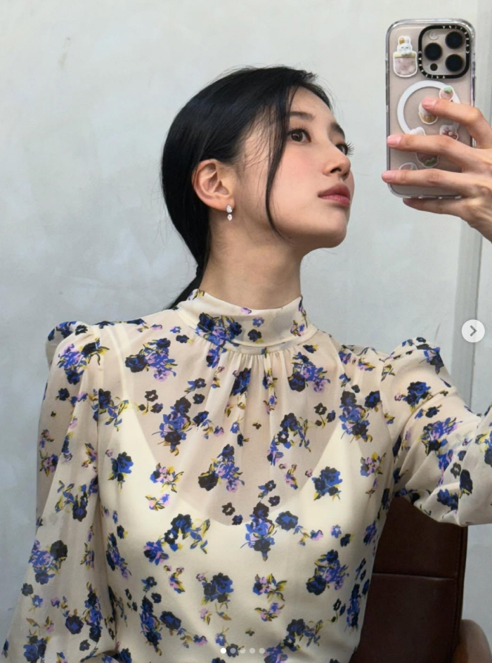 Suzy showed off her cooking skills by wearing an apron..Best friend Song Hye-kyo is also looking forward to it ♥