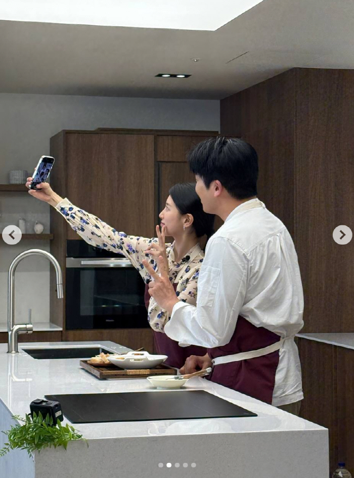 Suzy showed off her cooking skills by wearing an apron..Best friend Song Hye-kyo is also looking forward to it ♥